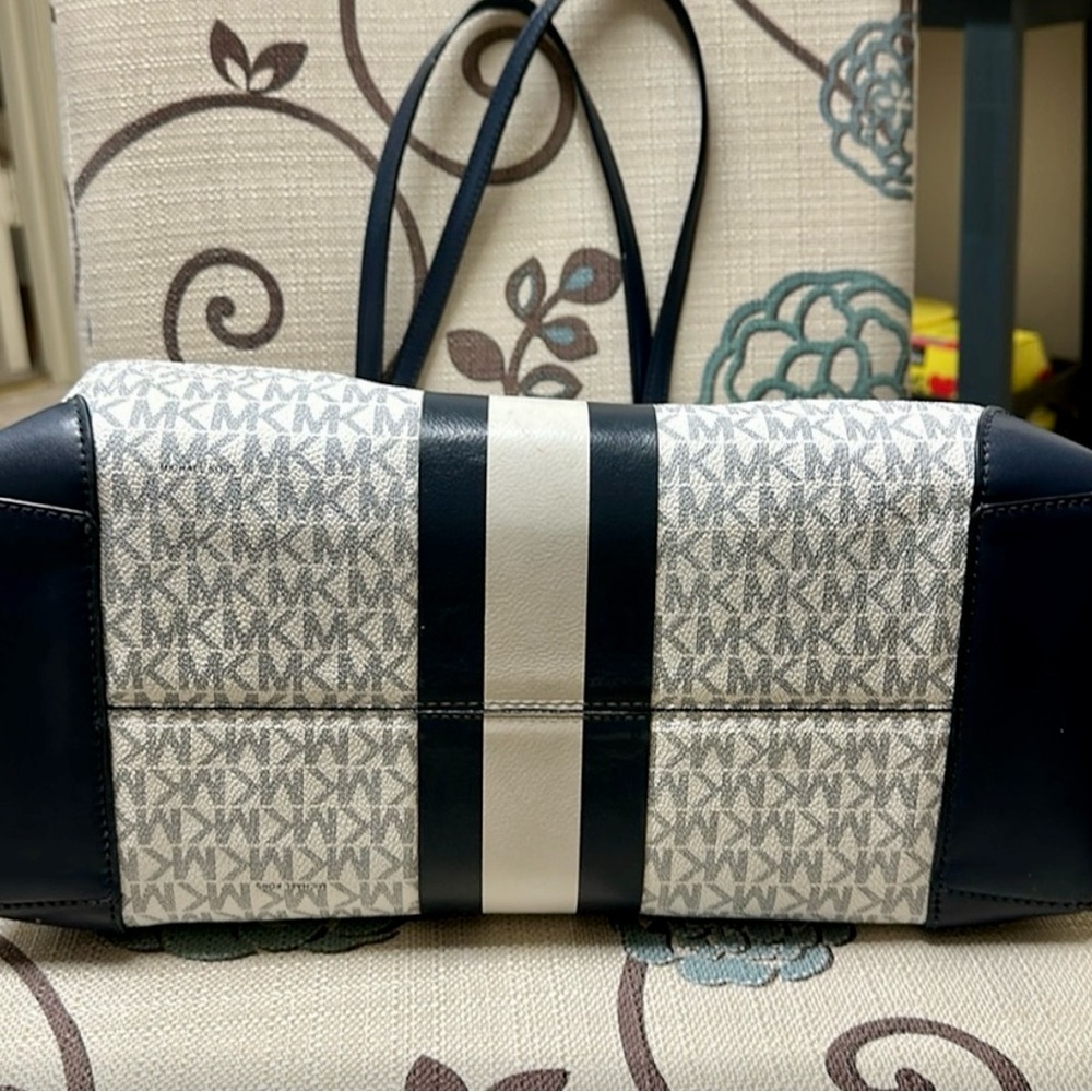 Michael Kors Navy and White Tote Bag - Picture 8 of 9